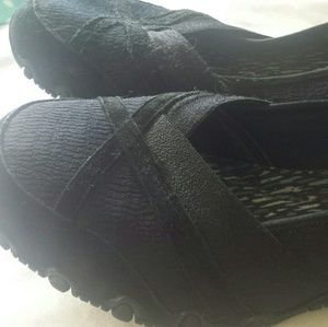 Sketchers black yoga mat flats